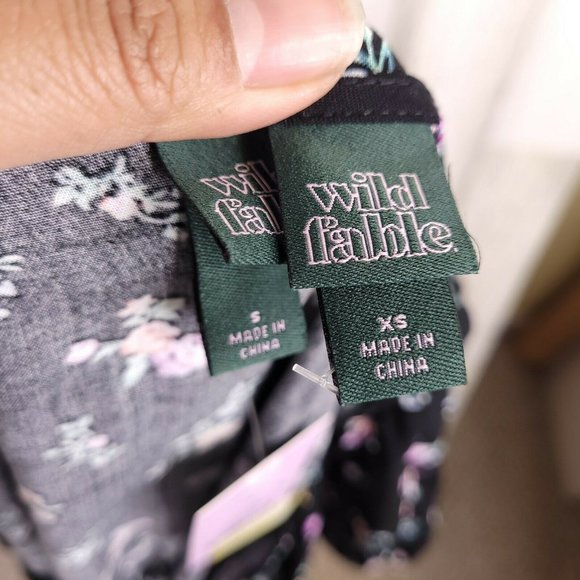 Wild Fable Black Floral Women's Long Sleeve V-Neck - Picture 8 of 8